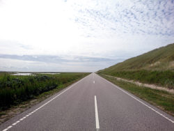 Fährt sich gut bei Rückenwind: Straße nach Thyborøn