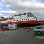 MS Nordlys mit 20° Schräglage am Kai von Ålesund (Quelle: nrk Livestream)