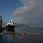 MS Nordlys mit 20° Schräglage am Kai von Ålesund (Quelle: nrk Livestream)