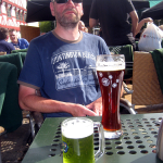 Aalborg: 35 Grad im Schatten, für manche nicht heiß genug: Tania trinkt ein Wasabi-Bier (welches ist es wohl?)