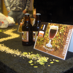 Schild und Flaschen mit "Brun Gruit", unserem Siegerbier