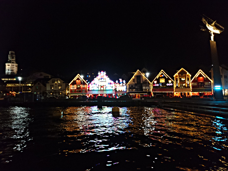Vorweihnachtliches Stavanger bei Nacht