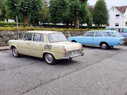 Skoda 1000 B und Opel Rekord C Caravan auf einem Parkplatz