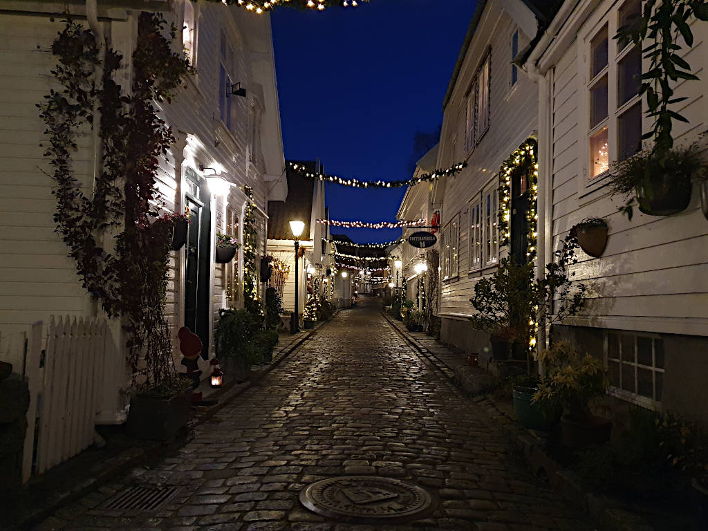 Weihnachtlich geschmückte Straße Øvre Strandgata in Stavanger.