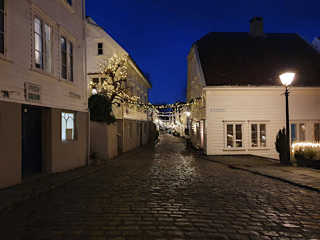Weihnachtlich geschmückte Straße Øvre Strandgata in Stavanger.