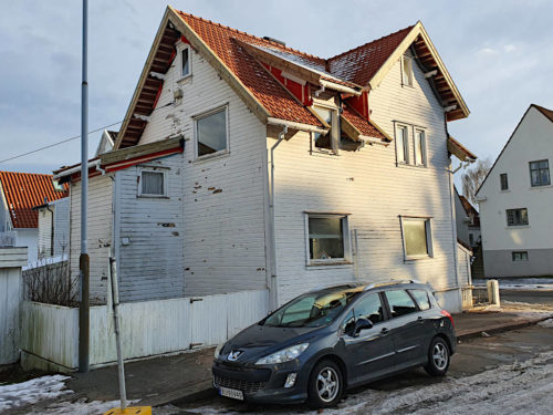 Altes Holzhaus in Stavanger mit neu gedecktem Dach