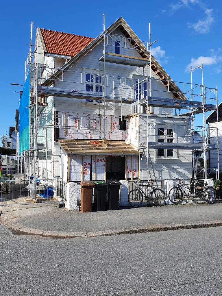 Altes Holzhaus in Stavanger mit neuer Fassade und Baugerüst