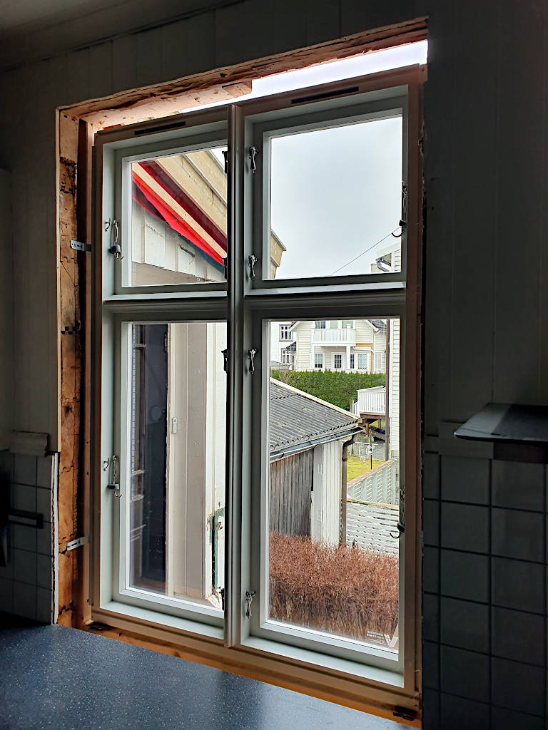 Frisch eingesetztes Fenster in einem Holzhaus