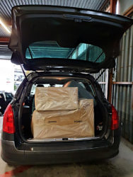 Große Pakete im Kofferraum eines Peugeot 308 SW