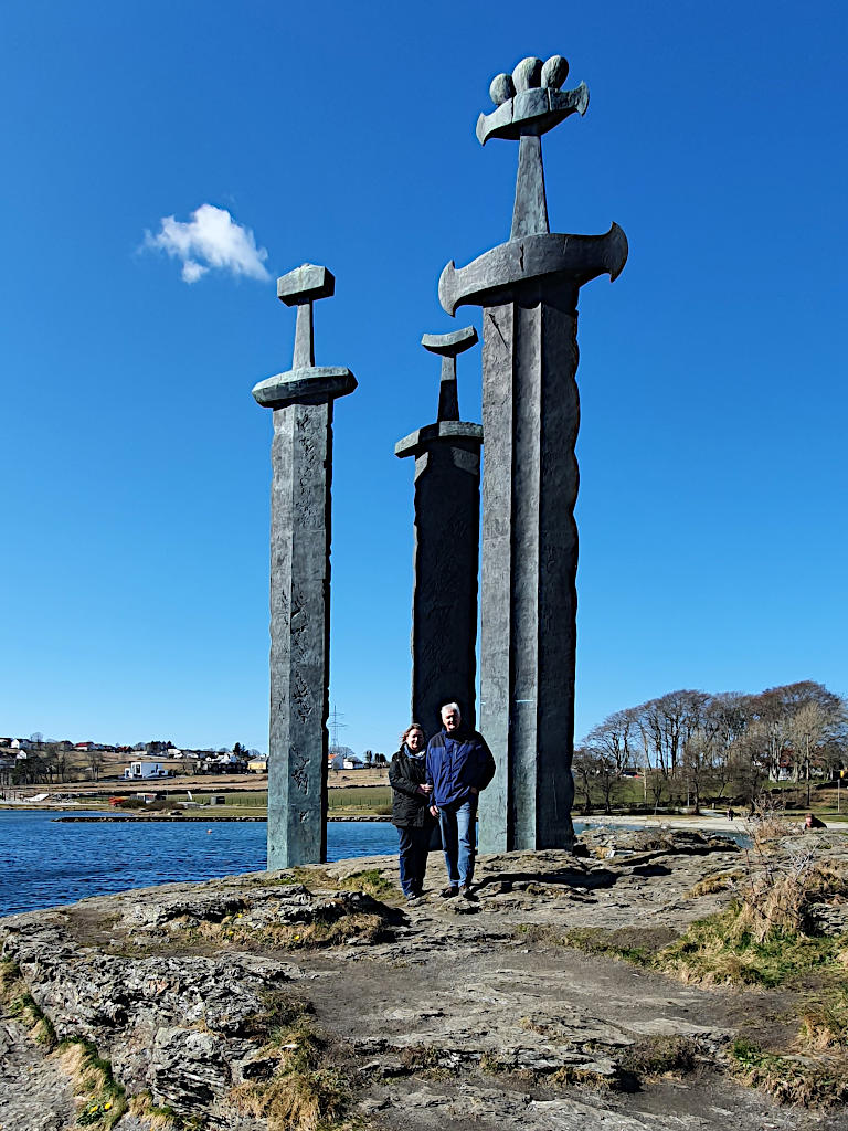Zwei Menschen stehen vor den Schwertern am Hafrsfjord, Stavanger.