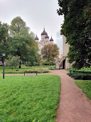 Tallinn; Alexander-Newski-Kathedrale hinter Bäumen