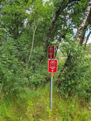 Hinweisschilder auf dem Fernradweg Kattegatleden in Schweden