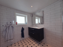 Modernes Badezimmer mit Waschtisch und Waschbecken