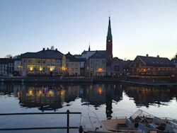 Blick auf den Hafen von Arendal ion Südnorwegen in der Abendämmerung